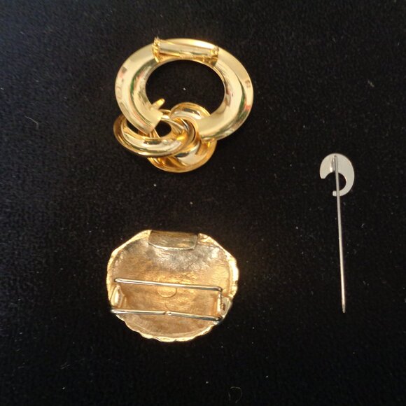 Gold-Toned White Bead Round Brooch Pin Scarf Slide, Signed  VINTAGE BIG CIRCLES PIN SHELLS GOLDTONE SCARF HOLDER MOON STICKPIN LOT